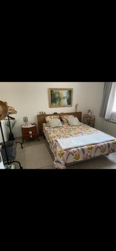 une chambre avec un lit et une fenêtre dans l'établissement Villa piscine Uzes, à Saint-Siffret