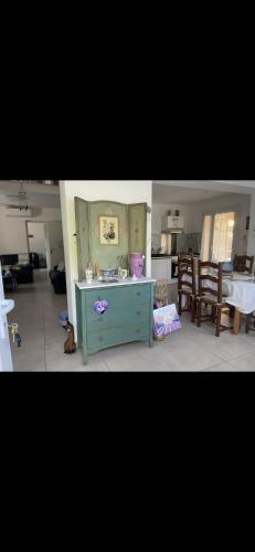 un salon avec une armoire bleue et une cuisine dans l'établissement Villa piscine Uzes, à Saint-Siffret