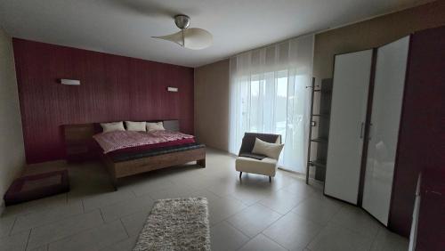 a bedroom with a bed and a chair at Fietes Achternutkiek in Mellenthin