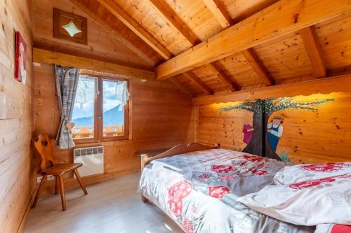 une chambre avec un lit dans une cabane en bois dans l'établissement Chalet Cosy - 8 pers, Outdoors & Mountain View, à Serraval