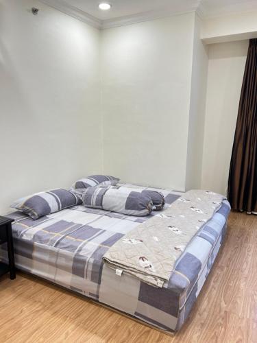 Postel nebo postele na pokoji v ubytování Apartment Istana Sahid Sudirman - Homestay with Private Room, Bathroom & TV