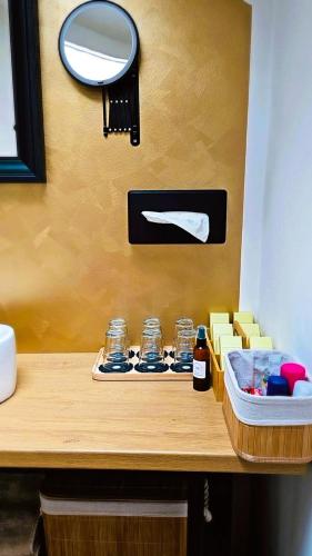 StrahoninecにあるMella holiday homeの鏡と洗面台を備えたバスルームのカウンター