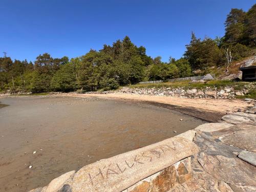 a beach with the word navaho written on a wall at Hällesdalens Gård - semesterhus i Bohuslän in Svenshögen