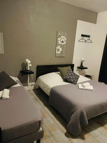 - une chambre avec 2 lits et 2 lampes dans l'établissement Bar du Marché - Hôtel - Restaurant, à Langeais