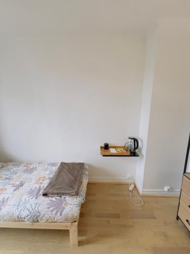 - une chambre avec un lit et une étagère sur le mur dans l'établissement Chambre chelles près de Paris Est, à Chelles