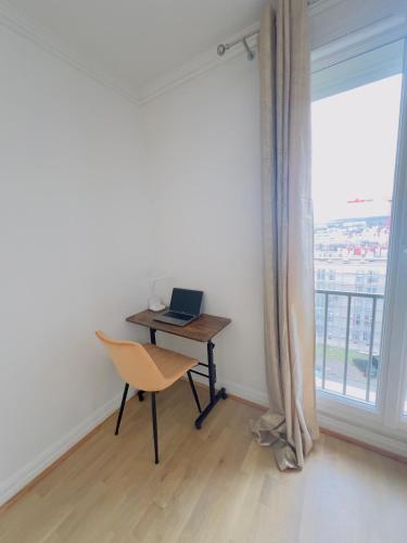 - un bureau avec un ordinateur portable dans une chambre dotée d'une fenêtre dans l'établissement Chambre chelles près de Paris Est, à Chelles
