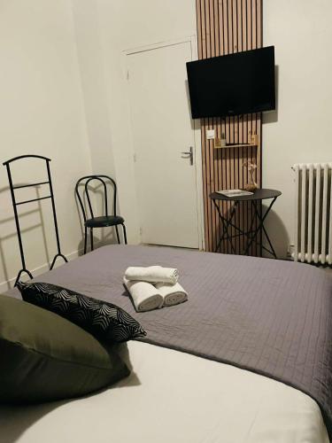 une chambre avec un lit avec deux serviettes dessus dans l'établissement Bar du Marché - Hôtel - Restaurant, à Langeais