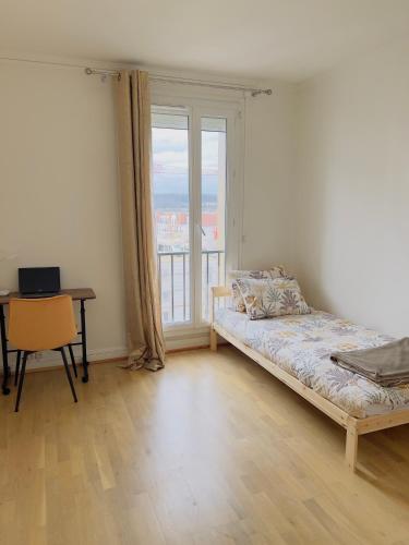 une chambre avec un lit, un bureau et une fenêtre dans l'établissement Chambre chelles près de Paris Est, à Chelles