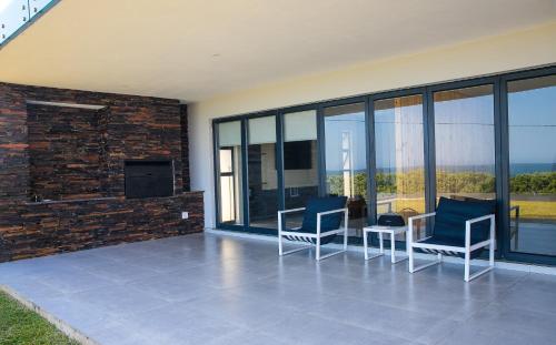 Balkoni atau teres di Beach Front House - Back Up Power & Water