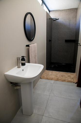 Bilik mandi di Beach Front House - Back Up Power & Water