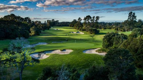 una vista aérea de un campo de golf con un green en Experience Comfort in Our 3-Bedroom Family Home, en Auckland