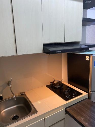 Dapur atau dapur kecil di Apartemen Podomoro Golf View Cimanggis By ID Room
