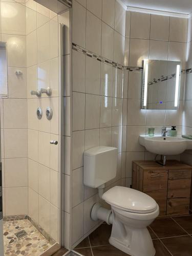 a bathroom with a toilet and a sink at Fewo-Altstadt-Zentrum in Kempten