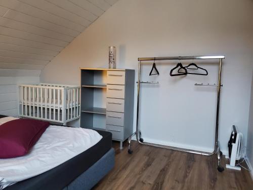 Postel nebo postele na pokoji v ubytování 100 qm DG Wohnung 《Kehr wieder》Bexbach Saarland