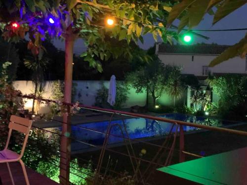 une maison avec piscine la nuit dans l'établissement House with pool, à Marseille