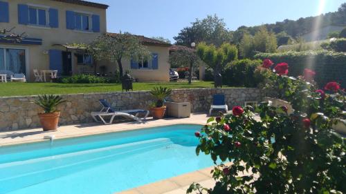 une piscine devant une maison dans l'établissement Jylloue, Villa avec piscine privée à MOUGINS, proche ROYAL MOUGINS GOLF AND SPA, à Mougins