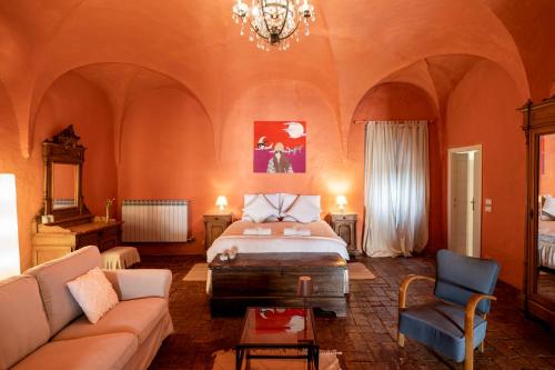 une chambre avec un lit et un canapé dans une pièce dans l'établissement La Corona Home - Lago d'Iseo, à Sale Marasino