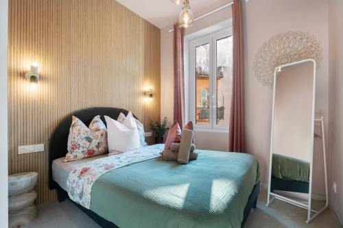 Ένα ή περισσότερα κρεβάτια σε δωμάτιο στο Nice Renting - 8BONAPARTE - Architect Loft Luxury 4 Bedrooms View Place du Pin