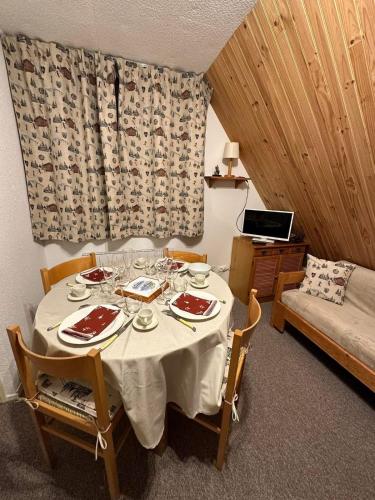 - une table avec des assiettes de nourriture dans une pièce dans l'établissement Studio des Ô Glaciers - 7 Laux, à Le Haut-Breda