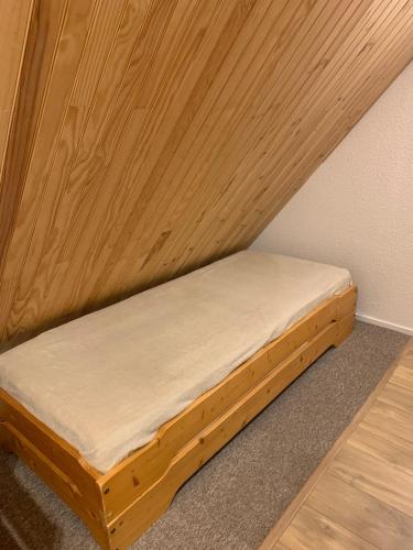 - un lit dans l'angle de la chambre dans l'établissement Studio des Ô Glaciers - 7 Laux, à Le Haut-Breda