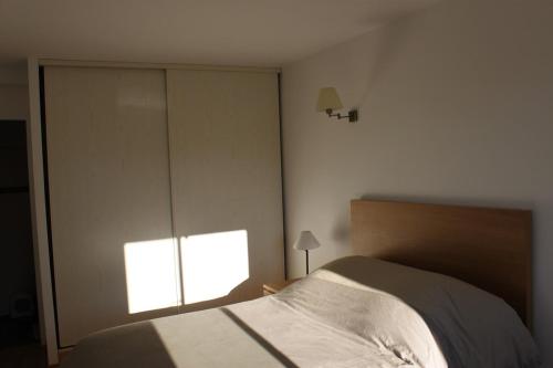 une chambre avec un lit et une grande fenêtre dans l'établissement Quenza-Alta Rocca, à Quenza