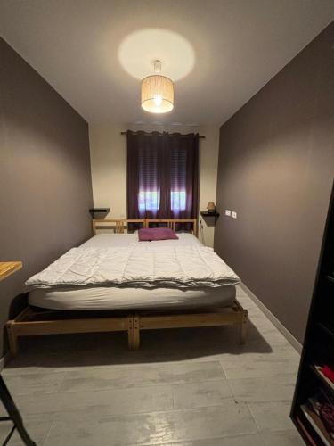 une chambre avec un lit dans une pièce avec une fenêtre dans l'établissement Maison bord de mer, équipée aménagée avec jardin, à Gueutteville-les-Grès