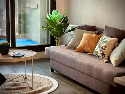 un salon avec un canapé et une table dans l'établissement Les Deux Phares, à Les Sables-dʼOlonne