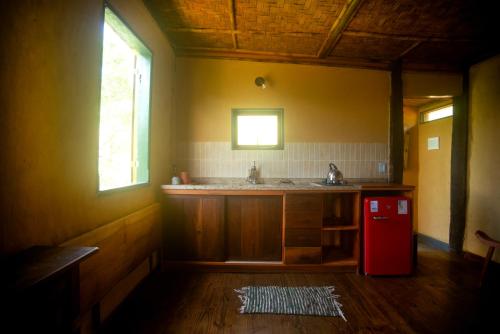 Kuchyň nebo kuchyňský kout v ubytování Cabana com vista deslumbrante na Serrinha