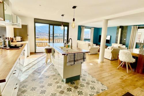 Il comprend une cuisine et un salon avec vue. dans l'établissement Charmant duplex, 110m2, 7 minutes des pistes, 8 couchages, belle vue sur les montagnes, cheminée, à Formiguères