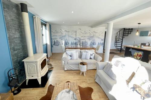 un salon avec deux canapés blancs et une cheminée dans l'établissement Charmant duplex, 110m2, 7 minutes des pistes, 8 couchages, belle vue sur les montagnes, cheminée, à Formiguères