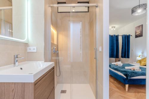 une salle de bain avec une douche, un lavabo et des toilettes dans l'établissement L'Échappée de Paris I Stade de France I Couple I Famille I Business, à Saint-Denis