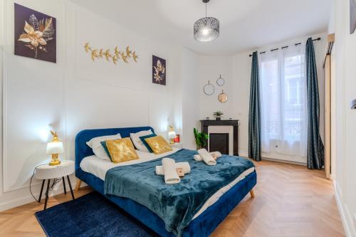 une chambre avec un lit bleu et une cheminée dans l'établissement L'Échappée de Paris I Stade de France I Couple I Famille I Business, à Saint-Denis