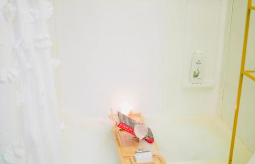 a bathroom with a wooden shelf with a shower at Quiet and comfort at its best in Temple