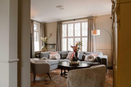 a living room with a couch and a table at CRASH'NSTAY - Wachtpost 22 in Nieuwe Vaart
