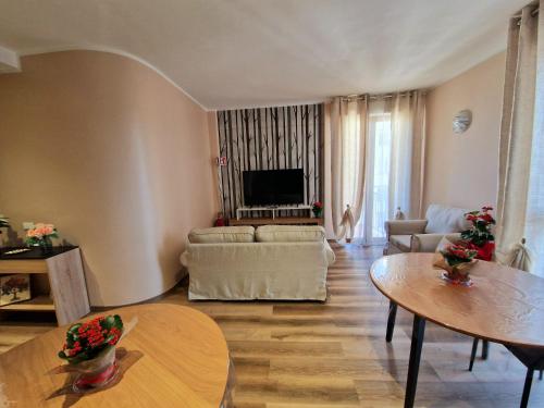 a living room with a couch and a table at Bed & Breakfast L'Incanto Intero Appartamento in Pisa