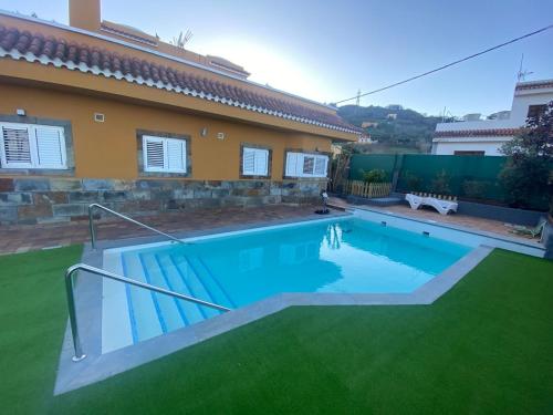 a swimming pool in the backyard of a house at El Álamo, tranquilidad y naturaleza in Teror