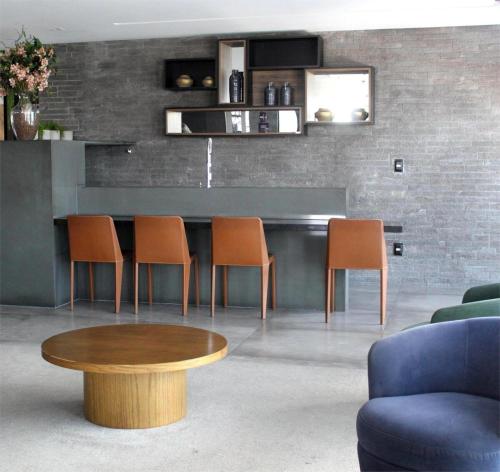 een woonkamer met een tafel en stoelen bij Edf Time, aconchegante e muito bem localizado Apt 1122 in Maceió