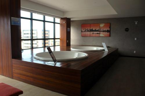 een grote badkamer met twee grote baden in een kamer bij Edf Time, aconchegante e muito bem localizado Apt 1122 in Maceió