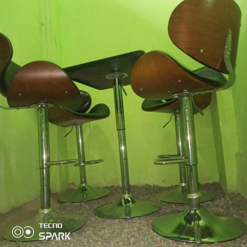 a group of three bar stools against a green wall at AFRIEUROTEXT Kamerun-High Standing-Appartements-Wifi-Security-Restaurant-modern Kitchen in Yaoundé