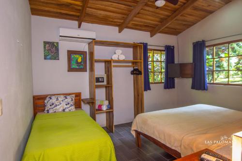 a bedroom with two beds in a room at Las Palomas Villas in Cocles