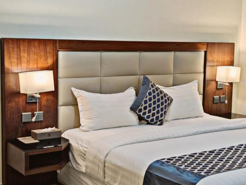 Postel nebo postele na pokoji v ubytování Delta Hotel Suites