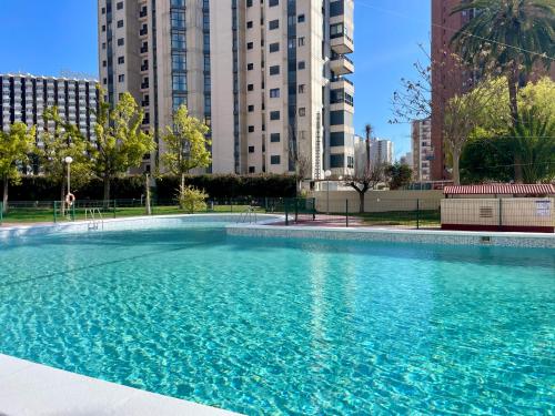 Amplio apartamento con piscina y pistas de tenis en Benidorm