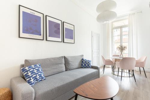 un salon avec un canapé et une table dans l'établissement Appartement Retro-chic proche de la mer, 4 à 6 personnes, à Nice