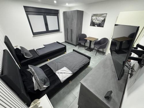 a room with a bed and a table and chairs at Modern Apartments Gelsenkirchen, nahe Schalke Arena, Zentral zur Autobahn A42 und A2, Ferienwohnung, Monteurwohnung in Gelsenkirchen