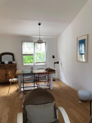 un salon avec une table et un bureau dans l'établissement La Marinette : holiday house Collioure centre, à Collioure