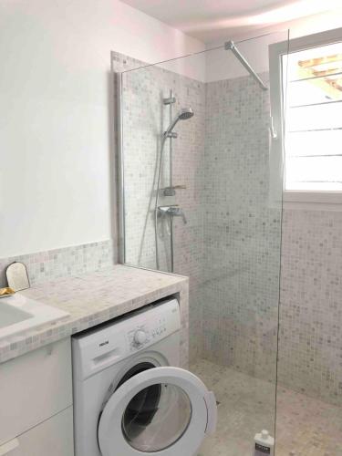 La salle de bains est pourvue d'un lave-linge et d'une douche. dans l'établissement La Marinette : holiday house Collioure centre, à Collioure