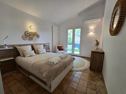 une chambre avec un grand lit et une grande fenêtre dans l'établissement Villa rénovée avec Piscine Carry Le Rouet 180m2 4 Chambres, à Carry-le-Rouet