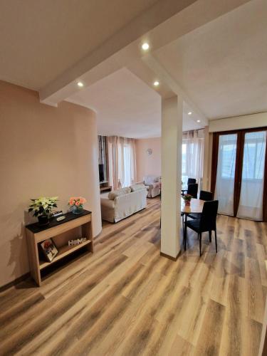 a living room with a table and a dining room at Bed & Breakfast L'Incanto Intero Appartamento in Pisa