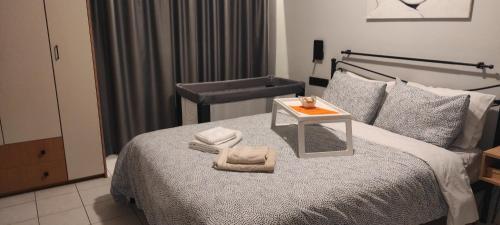 um quarto com uma cama e uma mesa em cima em Ilianna's Home Β3 - Marina,Kalamata em Kalamata