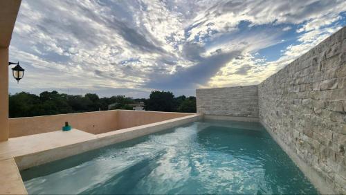 a swimming pool on the side of a building at Sisal Loft Living in Valladolid